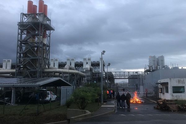 Les syndicalistes de la CGT bloquent l'entrée de la centrale de Lucciana depuis ce lundi matin.