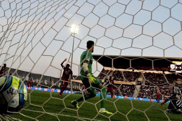 Le gardien bordelais et capitaine Benoît Costil a encaissé trois buts angevins lors de la première rencontre de la saison, très en colère contre la défense de son équipe