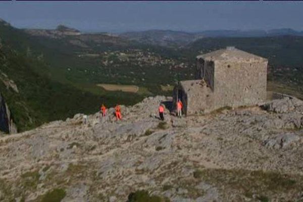 Le chantier de la Chapelle Saint-Pilon vient de débuter dans le massif de la Sainte-Baume.