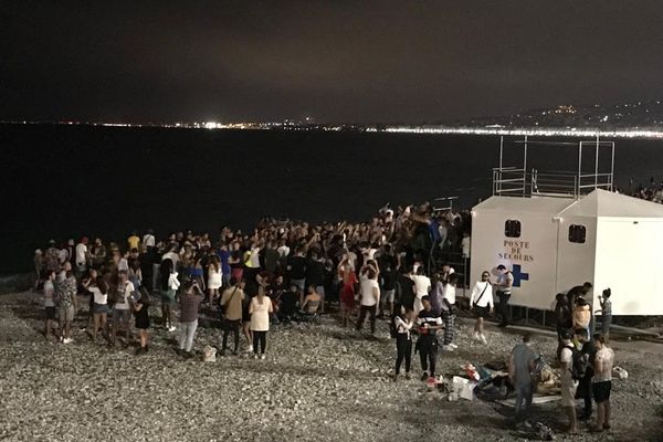 Foule rassemblée sur la plage de Nice, le 11 juillet 2020, après le concert de The Avener. 