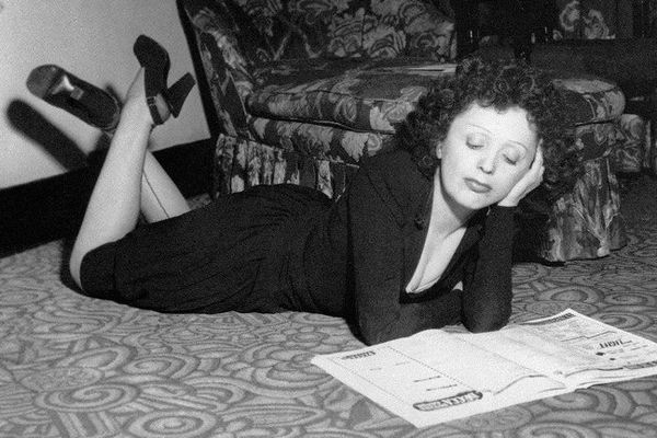 Edith Piaf a grandi à Caen et à Bernay.