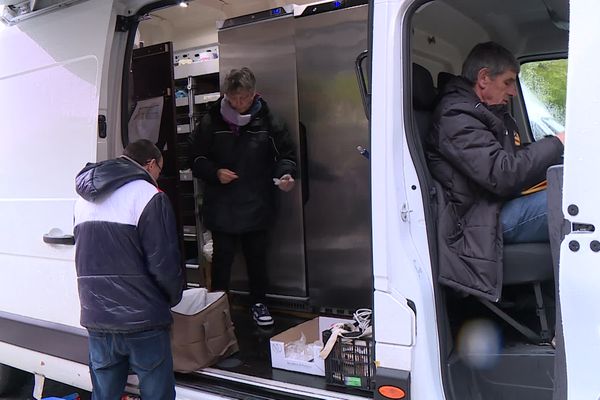 Stéphane Pichon, bénéficiaire des Restos du Coeur, attend de recevoir ses colis par les bénévoles.