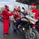 Les pères et mères Noël enforchent leurs motos pour offrir des cadeaux aux enfants qui n'en ont pas