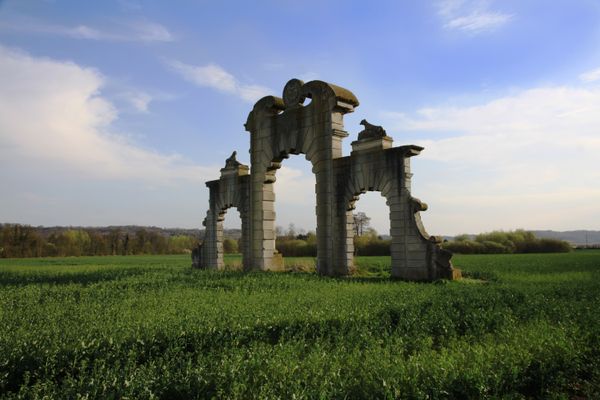 A Soupir, dans l'Aisne, l'arc de triomphe du château est le dernier vestige d'un édifice aux propriétaires aux destins hors normes.