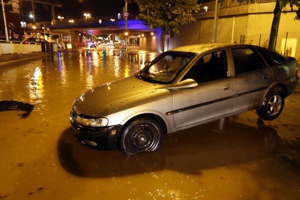 Un véhicule en travers d'une voie à Nice