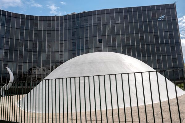 Le tag a été inscrit sur la coupole blanche du siège du PCF, place du Colonel Fabien à Paris.