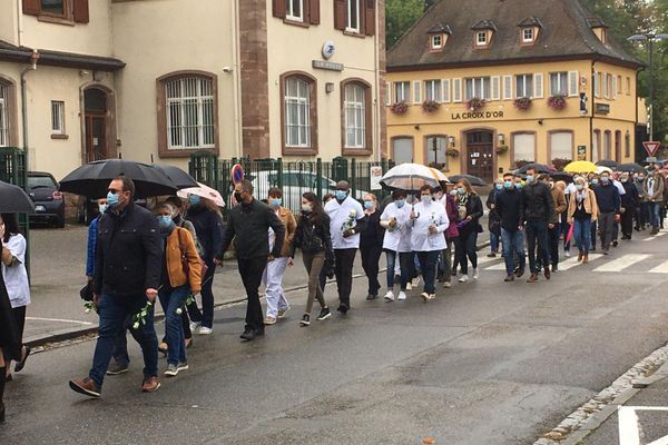 Des participants à la marche blanche, en hommage à Christine Bailly le jeudi 8 octobre 2020.