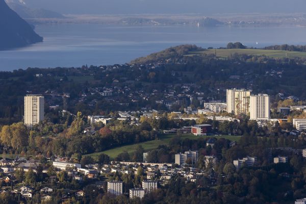 Une vue de la ville de Chambéry (Savoie) et, à l'arrière plan, le lac du Bourget. (Illustration)