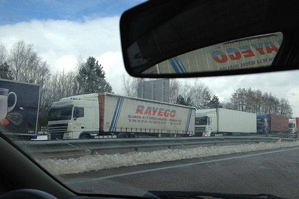 Les camions ne peuvent pas se rendre dans le Calvados qui est impraticable.