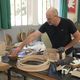 Florian Houdmon, ancien ébéniste, a décidé de se lancer dans la fabrication artisanale de tamis.