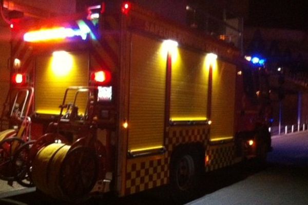 Un camion de pompiers en attente devant le centre Leclerc Grand Large dans la nuit de dimanche à lundi