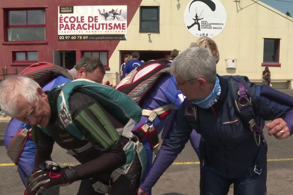 Les parachutistes répètent leur chorégraphie avant de s'élancer.