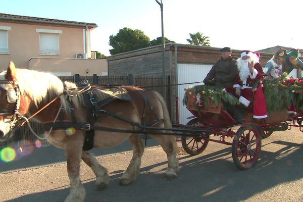 Distribution en calèche camarguaise  :une manière originale de prouver que le Père Noël sait aussi s’adapter aux traditions régionales.