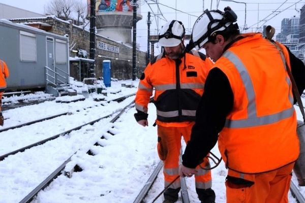 Les trains au départ et à l'arrivée de Brest, Rennes, Quimper et Paris ont été supprimés.