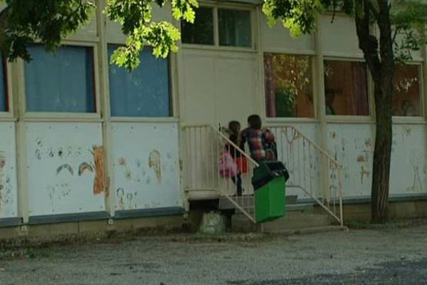 Depuis octobre 1973, les mêmes préfabriqués accueillent les élèves à l'école du Larzac dans l'Aveyron.