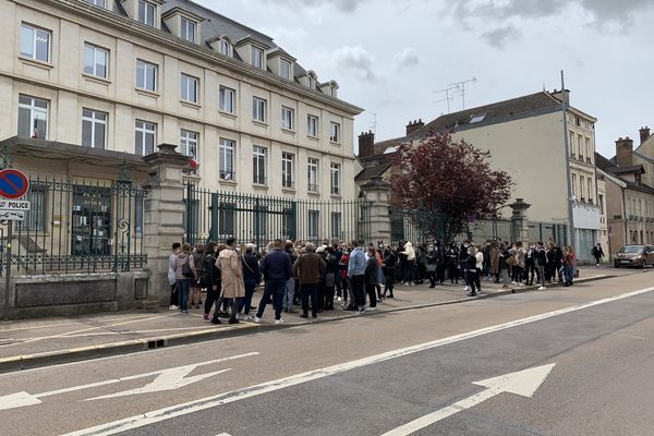 Dès 12h30 une centaine d’amis, de proches des victimes se pressent devant le Palais de Justice de Troyes. Ils sont venus honorer la mémoire d’Enzo, Camille et Corentin. 