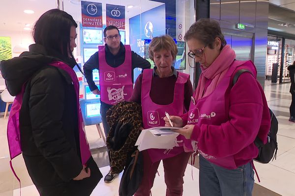 Les Restos du Cœur font leur campagne dans une vingtaine de centres commerciaux du Nord Pas-de-Calais.