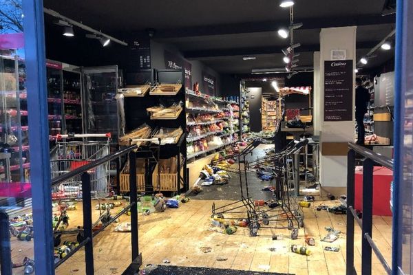 1er décembre 2018 : des commerces pris pour cibles à Saint-Etienne par des casseurs. Un magasin de la rue du 11 novembre.