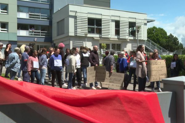 Accompagnés de nombreux soutiens, des agents s'étaient mis en grève pendant 55 minutes dans l’enceinte du centre gériatrique des Murets, ce vendredi 21 juin.