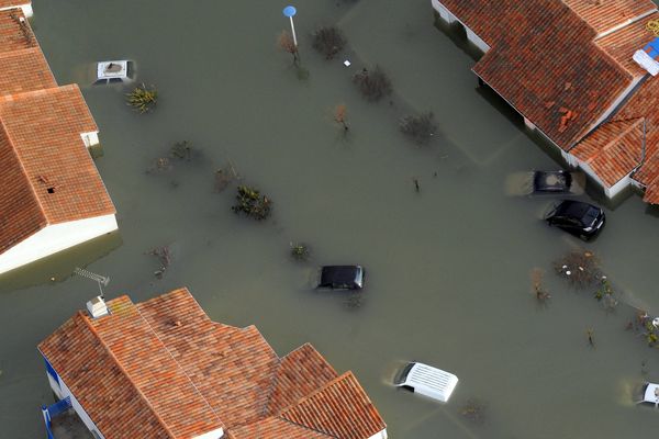  Vue aérienne des communes de la Faute sur mer et L'aiguillon sur mer après le passage de la tempête Xynthia