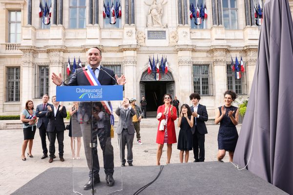 L'acteur François-Xavier Demaison devant la mairie de Troyes, lors du tournage du film "A mon tour".