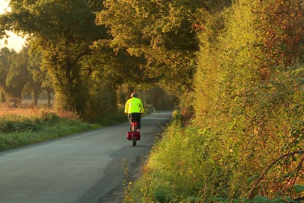 Comme de plus en plus de personnes cette enseignante du Nord de la Loire-Atlantique fait une trentaine de kilomètres aller-retour sur les routes de campagne entre son domicile et son travail