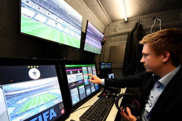 Un technicien fait des vérifications sur le système d'arbitrage, testé lors du match amical France-Espagne au Stade de France, le 28 mars 2017. 