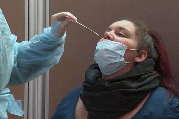 Un test de dépistage du coronavirus pratiqué à la salle de l'Aubette, place Kléber, Strasbourg.