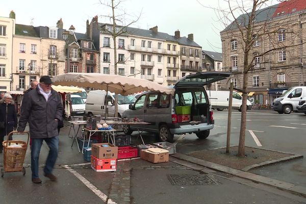 Place nationale vide, un jour de marché à Dieppe