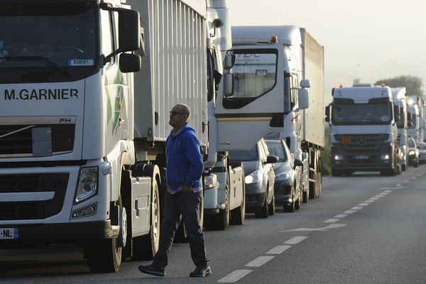 Un chef d'entreprise a blessé deux chauffeurs routiers grévistes dans une altercation sur un barrage à Carquefou.