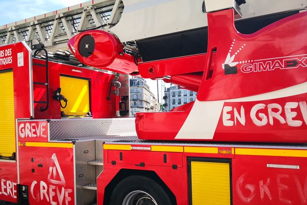 Camion des pompiers de Bayonne en grève. 