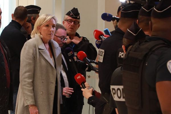 Marine Le Pen à son arrivée au Palais de Justice de Paris, répondant à quelques questions des journalistes, avant l'ouverture du procès des assistants parlementaires du FN.