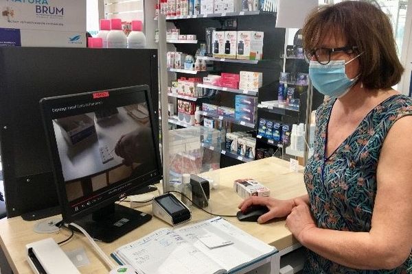 Guilène Tabary, pharmacienne à Poitiers, passe sa première commande de tests.