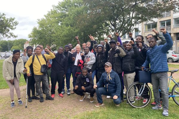 Devant le tribunal de Lille, la délivrance pour les compagnons d'Emmaüs Nieppe et Saint-André. En première instance, le tribunal a estimé que les Compagnons avaient été victimes de travail dissimulé.