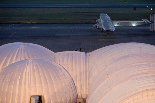 L'avion révolutionnaire Solar Impulse 2, qui a dû renoncer à décoller du Japon, était remisé dans son hangar mobile.