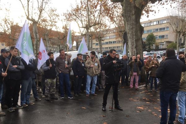 les agriculteurs sont réunis ce matin devant la direction des territoires du Gers