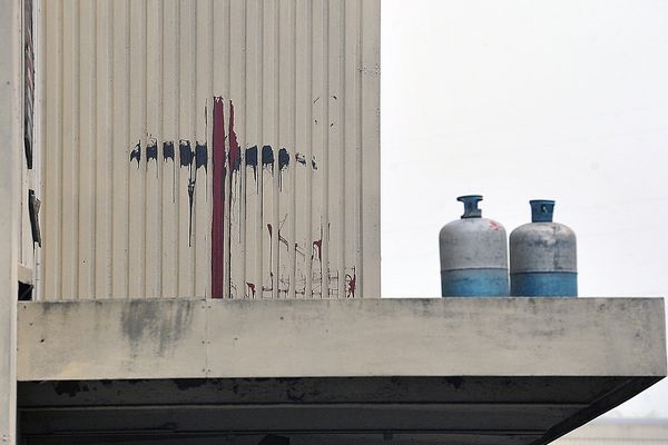 Les salariés de VG Goossens ont placé des bouteilles de gaz sur les toits de l'usine. 