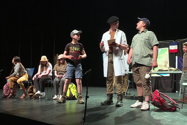 La troupe de théâtre de jeunes de Siersthal sur la scène des Tanzmatten, à Sélestat, pour le Festiv'Alsace.