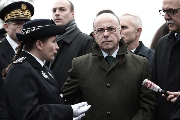 Le ministre de l'intérieur Bernard Cazeneuve lors d'une opération de sécurité ce samedi à Strasbourg.