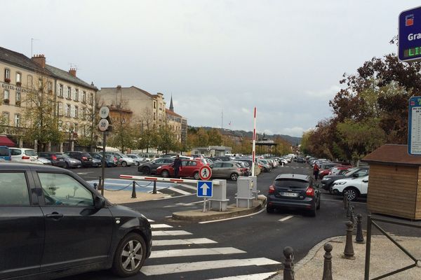 Mercredi 18 octobre, le conseil municipal d'Aurillac a délibéré sur la dépénalisation du stationnement qui aura lieu à partir de janvier 2018. Si dans les faits, le montant à payer en cas de dépassement d'horaire reste inchangé, il y aura de nouvelles procédures pour régler son amende.