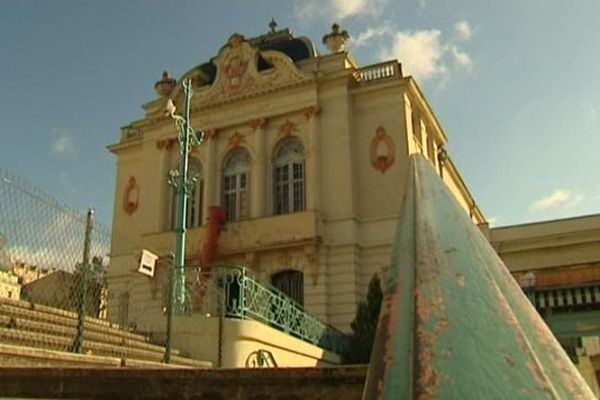 Le théâtre devrait rouvrir ses portes fin 2014, début 2015.