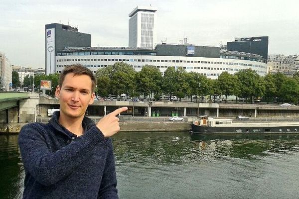 Pierre Loison devant la Maison de la Radio où il disputera la finale du concours "Ma Thèse en 180 secondes", ce mercredi.