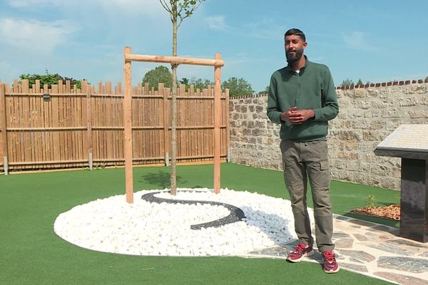 Sur le lieu où Shaïna à perdu la vie, à Creil, son frère aîné Yasin a pensé un jardin privé pour lui rendre hommage.