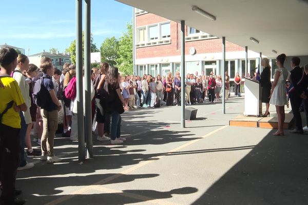 Élèves et enseignants du collège de Laplace de Lisieux ont rendu hommage, ce jour de rentrée scolaire, à leur principal décédé le 11 août 2023.