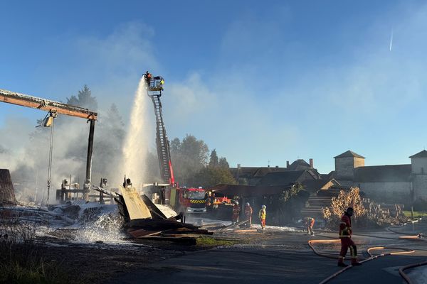 Les bâtiments de la scierie de Meuzac ont été détruits par un incendie.