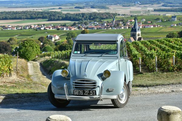 Des personnes ont dérobé la 2CV du photographe Michel Jolyot dans son garage à Reims entre le dimanche 28 mai 2023 19 heures et lundi 29 mai à 14h30.