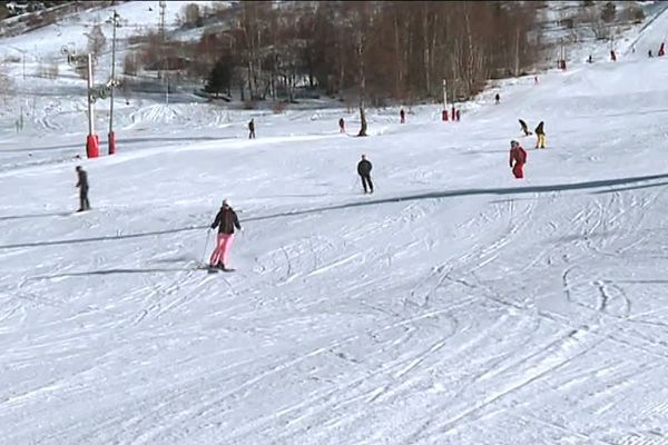 La neige est dure et la couche mince, prudence sur les pistes