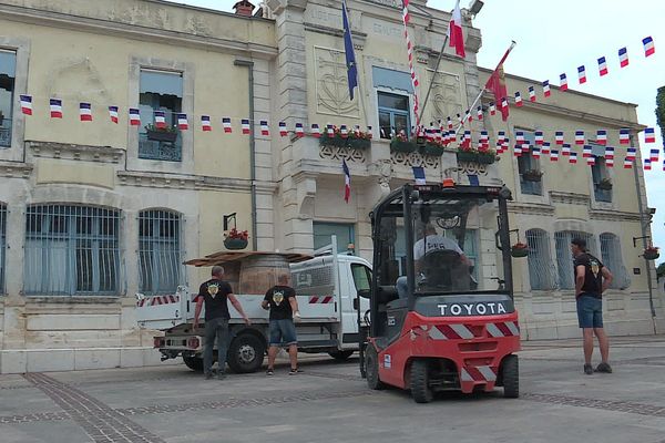 Pérols (Hérault) - place nette devant la mairie, les festivités sont désormais annulées - 28 juillet 2020.