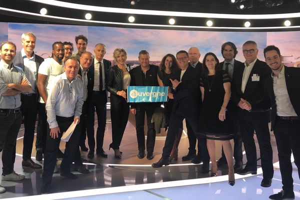 Une quinzaine de personnalités d'origine auvergnate ont posé pour la photo sur le plateau du 20 heures de TF1.