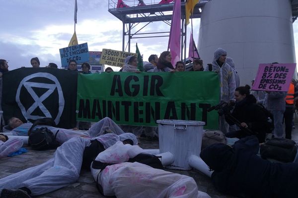 Plusieurs centaines de militants bloquent le site du XVe arrondissement du cimentier Lafarge.